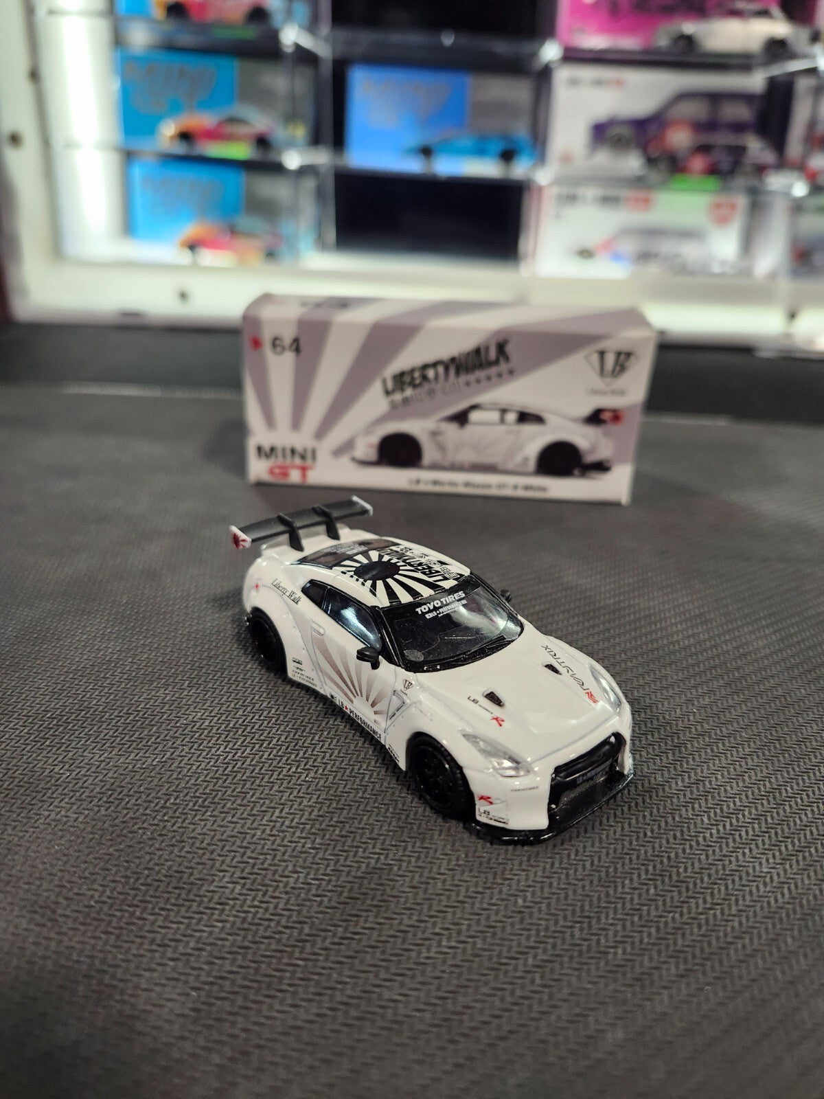 MINI GT #64 LBWK LB*WORKS Nissan GT-R White